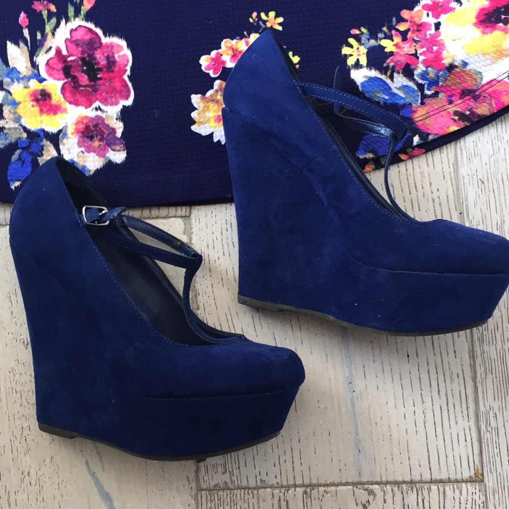Brecklelle’s purple suede platforms size 6